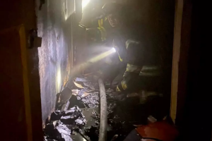 ❗️Херсон: рятувальники загасили пожежу в багатоквартирному будинку, є врятовані❗️