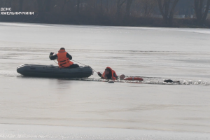 ❗️Хмельницькі надзвичайники, ризикуючи власним життям, врятували рибалку❗️