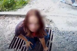 Хмельницкий: спасатели освободили 11-летнюю девочку из ловушки в канализации