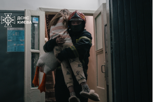 ❗️Київ: Вогнеборці врятували трьох людей під час ліквідації пожежі у квартирі❗️