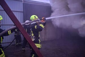 Киевщина: спасатели ликвидировали масштабный пожар на пилораме