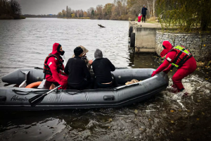 ❗️Київщина: врятовано трьох рибалок, що потрапили у водну пастку❗️ Витягли рибалок на берег ❗️
