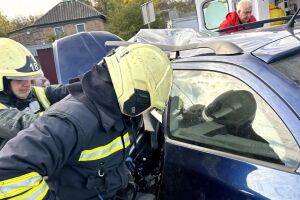 Кіровоградщина: рятувальники деблокували чоловіка з понівеченого авто після ДТП