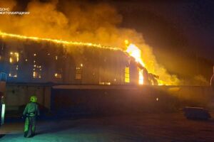 Коростень: спасатели ликвидировали масштабный пожар на складе ⛑