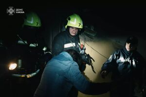 ❗️м. Київ: під час пожежі у гуртожитку вогнеборці вивели на свіже повітря 10 людей❗️