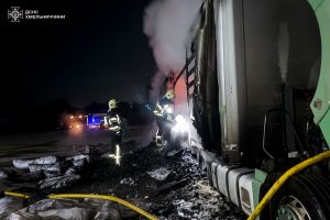 ❗️На Хмельниччині рятувальники ліквідували пожежу в причепі вантажівки❗️