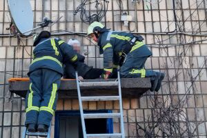 ❗️На Волині рятувальники допомогли чоловіку, який травмувався, ремонтуючи супутникову антену❗️
