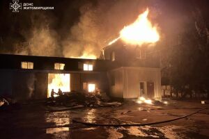 ❗️На Житомирщині рятувальники ліквідували пожежу на деревопереробному підприємстві❗️