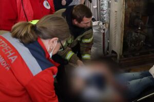 Николаевские спасатели освободили женщину, руки которой зажало у гладильного станка ⚠️