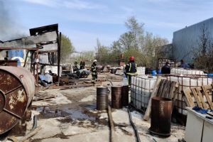 Пожежники ліквідували пожежу в складському приміщенні в Києві