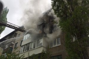 Пожарные спасли женщину при тушении пожара в квартире в Донецкой области