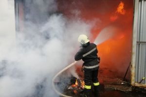 Рятувальники ліквідували загоряння у складській будівлі в Києві