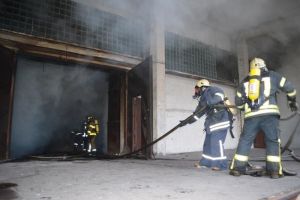 В Чернигове спасатели ликвидировали пожар складских помещений