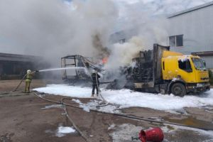 У Чернігові рятувальники загасили фуру, що загорілася