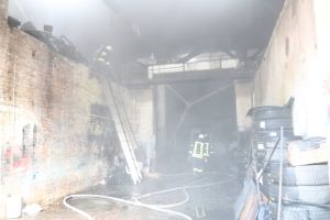 У Дніпрі рятувальники ліквідували пожежу в складському приміщені (ВІДЕО)