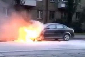 У Києві на ходу спалахнуло авто