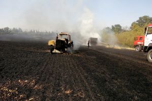 У Луганській області загорілося поле пшениці разом з технікою