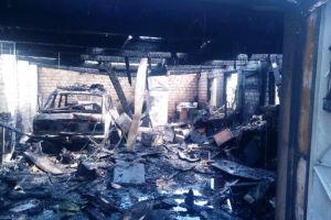 У Житомирській області рятувальники ліквідували загоряння автомобіля та гаража