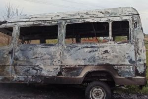 Во Львовской области прямо во время движения загорелся микроавтобус Mercedes