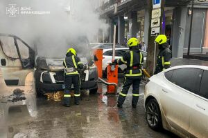 Пожар микроавтобуса в Ивано-Франковске: спасатели быстро ликвидировали возгорание ⚠️