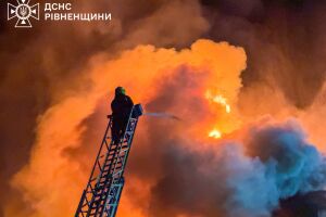 Пожар на элеваторе в Костополе: спасатели остановили масштабное возгорание ⚠️