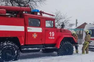 Спасатели Житомирской области вызволили из снежных заносов 11 автомобилей, включая кареты скорой помощи