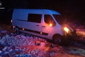 Спасатели Черкасской области отбуксировали авто с детьми со снежной обочины