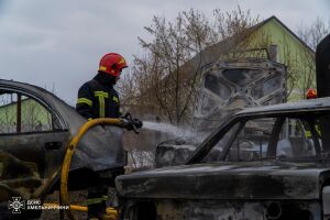 ❗️Рятувальники Хмельниччини ліквідували пожежу трьох автомобілів❗️
