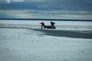 Спасатели Киевщины спасли двух рыбаков, провалившихся под лед ⚠️