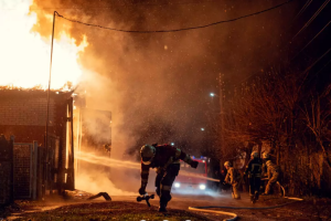 ❗️Суми: рятувальники ліквідували загорання в гаражі❗️ Рятувальники запобігли вибуху газових балонів