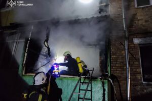 ❗️На Черкащині рятувальники евакуювали 15 людей під час пожежі, серед них &ndash; двоє дітей❗️
