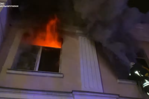 ❗️У Хмельницькому рятувальники ліквідували масштабну пожежу в будівлі колишнього музичного коледжу❗️