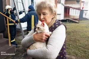У Хмельницькому рятувальники врятували жінку та собаку з палаючої квартири