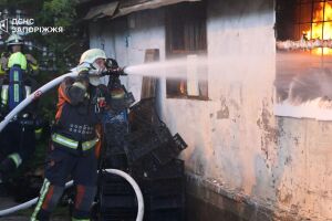 Запорожье: спасатели ликвидировали масштабный пожар на складе 