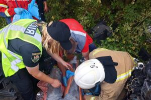 Житомирщина: спасатели ГСЧС деблокировали девушку после ДТП ⛑