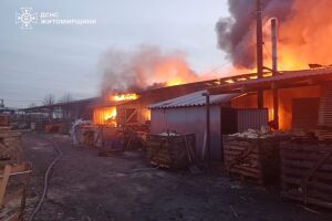 ❗️Житомирська область: Рятувальники ліквідували пожежу на деревообробному підприємстві❗️