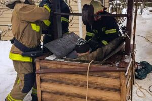 В Гребенках спасатели ГСЧС подняли пенсионера с восьмиметровой глубины колодца