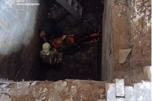 Спасательная операция ДСНС в Калуше: мужчина упал в подвал заброшенного здания