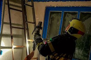 На Житомирщине спасатели вынесли из горящего дома 83-летнюю женщину