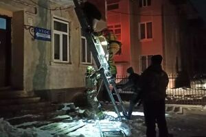 Пожежа в Косові: рятувальники ДСНС вивели жінку з охопленого вогнем дерев&rsquo;яного будинку