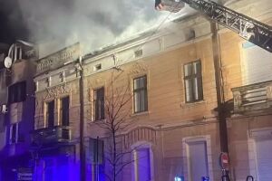 В Ивано-Франковске спасатели ликвидировали пожар в жилом доме и спасли маломобильную женщину