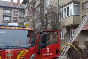 В Мукачево спасатели ГСЧС вынесли мужчину из задымленной квартиры на улице Стуса