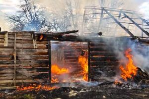 На Прикарпатье из-за сжигания сухой травы уничтожены две хозяйственные постройки: виновницы оштрафованы