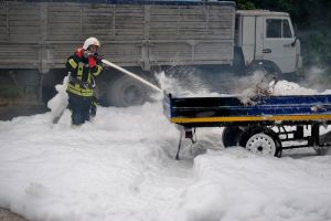 У Миколаєві рятувальники ліквідували загоряння електромобіля