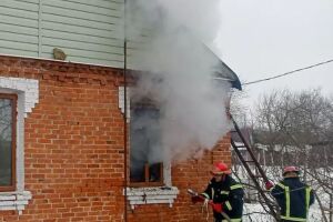 В Гайсинском районе спасатели вынесли мужчину из охваченного огнем дома
