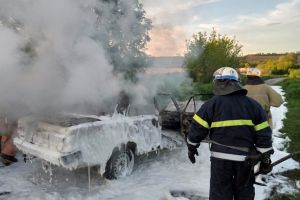 Пожежники загасили палаючий автомобіль у Дніпропетровській області