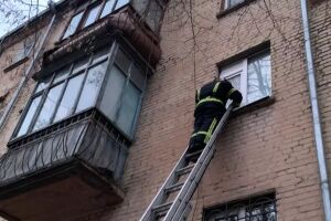 В Кропивницком спасатели деблокировали дверь квартиры для оказания экстренной помощи женщине
