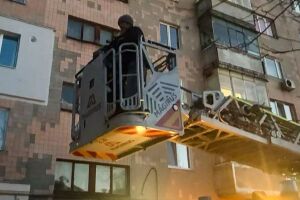 В Фастове спасатели ГСЧС с помощью автолестницы сняли подростка с козырька балкона на 9-м этаже
