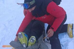 В Славском горноспасатели эвакуировали со склона травмированную лыжницу из Луцка