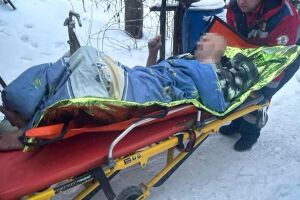 В Гатном спасатели помогли медикам госпитализировать мужчину с инсультом